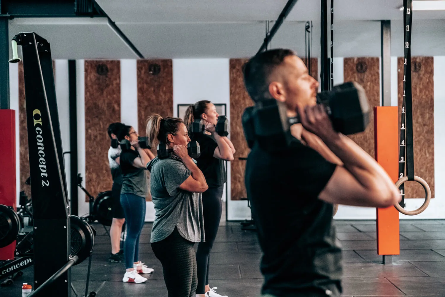 CrossFit Bad Kreuznach Community – Gruppe beim Frontrack-Training in der Box