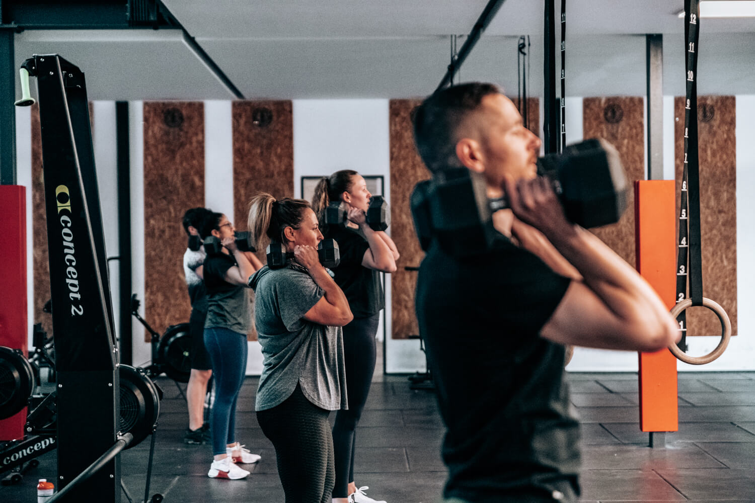 CrossFit Bad Kreuznach Community – Gruppe beim Frontrack-Training in der Box