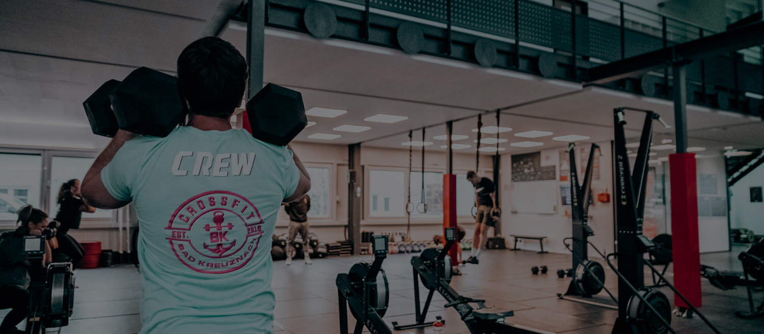 CrossFit Bad Kreuznach – Athleten beim Training in der Box, CREW-Shirt im Vordergrund