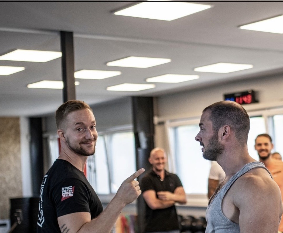 Coach und Athlet in der CrossFit Bad Kreuznach Box – Community und persönliche Betreuung