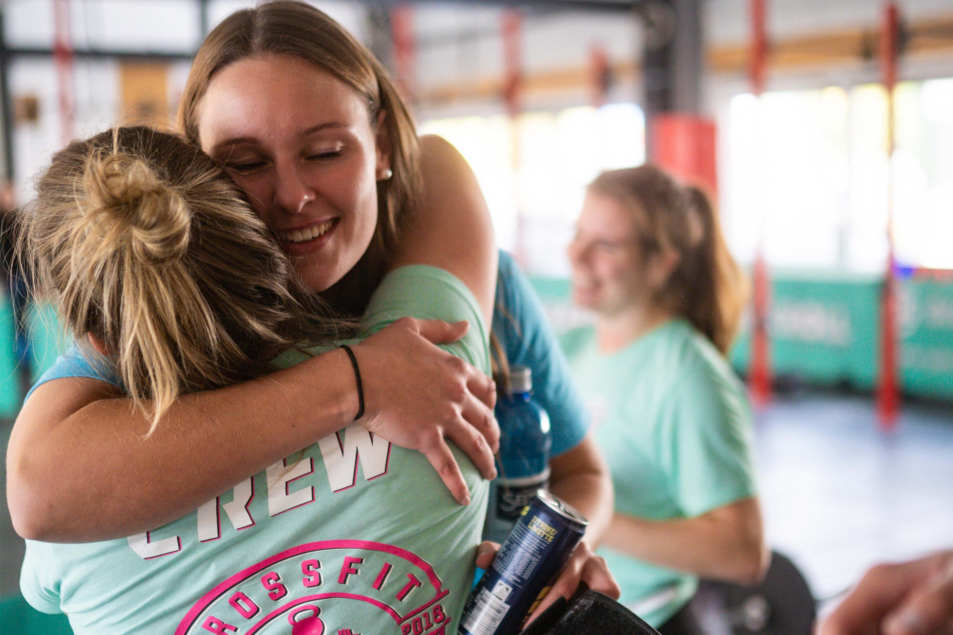 Zwei CrossFit-Mitglieder umarmen sich herzlich in der Box – Community bei CrossFit Bad Kreuznach