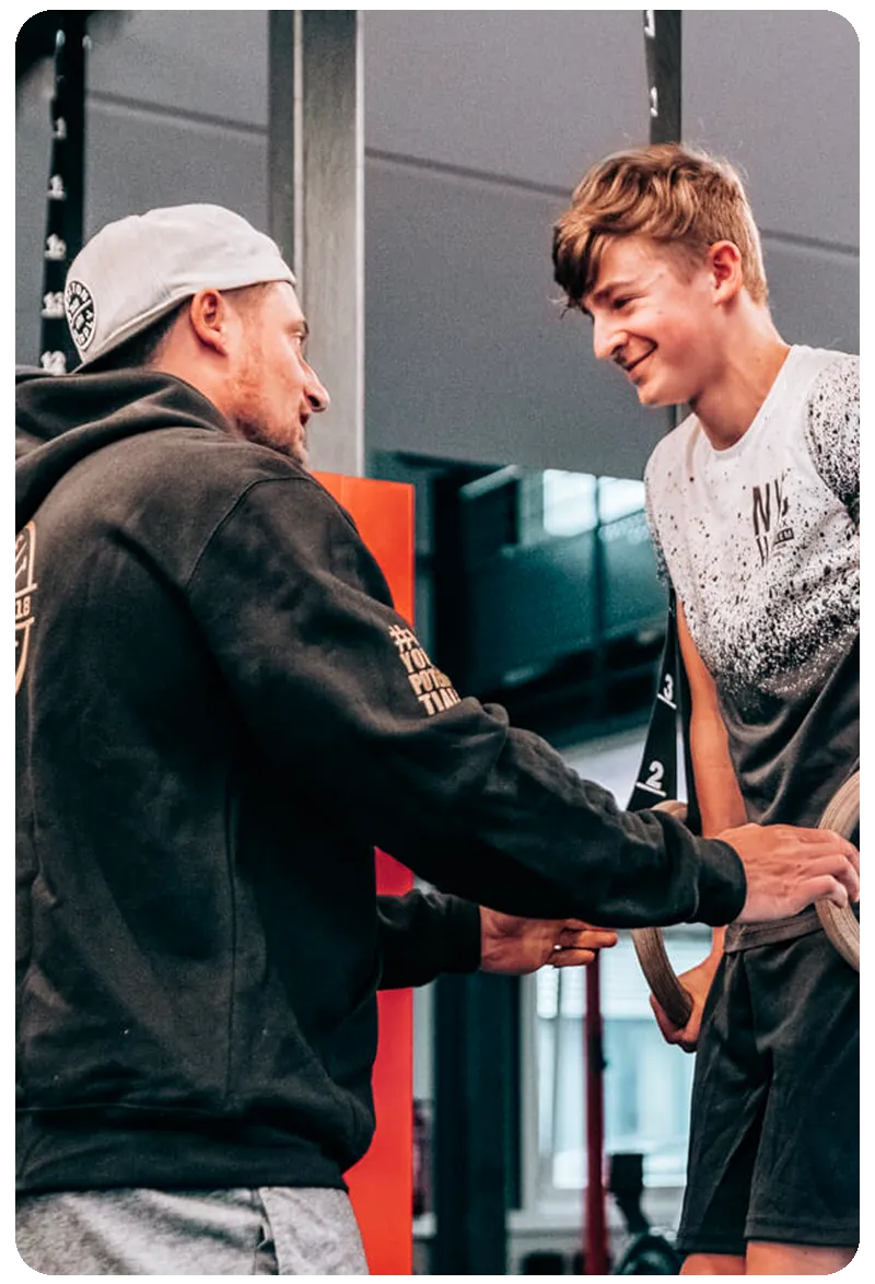 Coach und Athlet beim Training in der CrossFit Bad Kreuznach Box – persönliche Betreuung