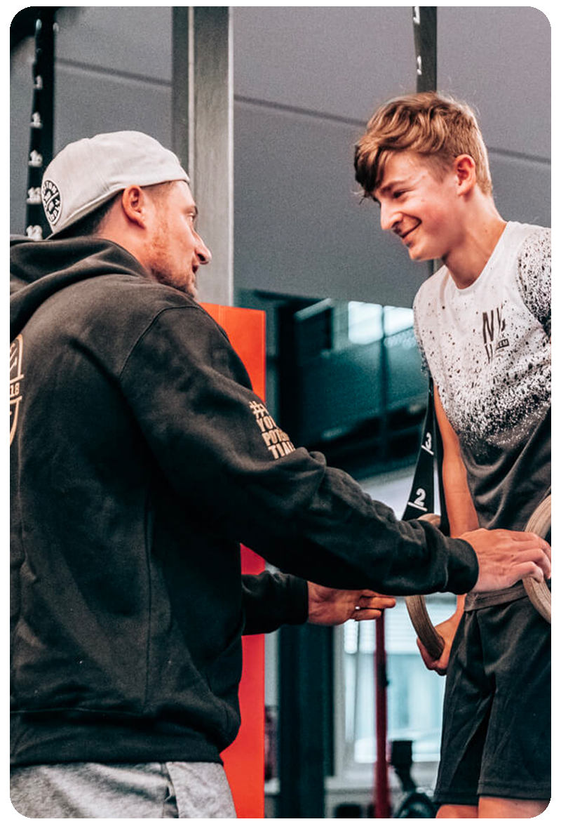 Coach und Athlet beim Training in der CrossFit Bad Kreuznach Box – persönliche Betreuung